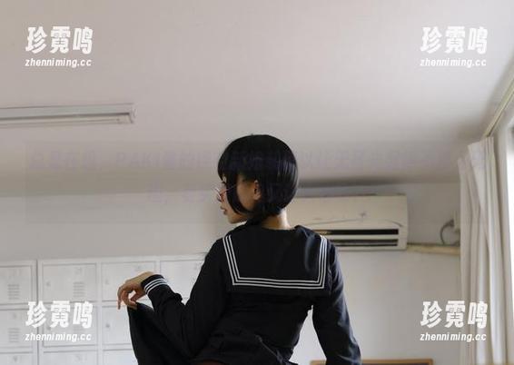 总是在想，PAKI酱的镂空新娘装何以让无圣光显得不那么无趣，着实费解但又让人心动。