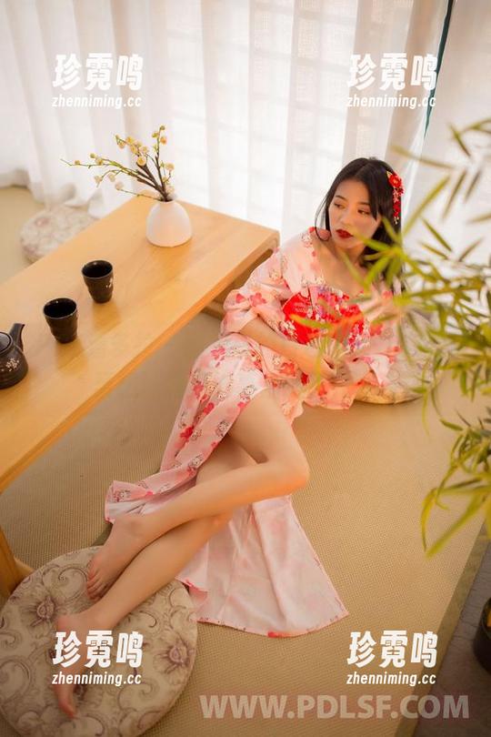 PDL潘多拉 - 图包里的白色，Ellie艾栗栗想让我猜她幕后藏了什么。