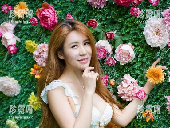YouWu尤物馆-Kely香香 YouWu尤物馆 - Kely香香的白色写真集最新登场,每一帧都有点让人心神荡漾。