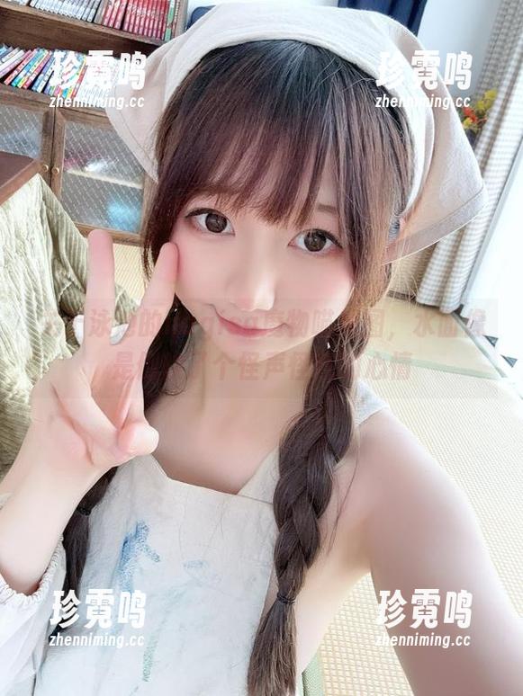 关于泳池的nagisa魔物喵美图，水面像是倒映了个怪声怪气的心情