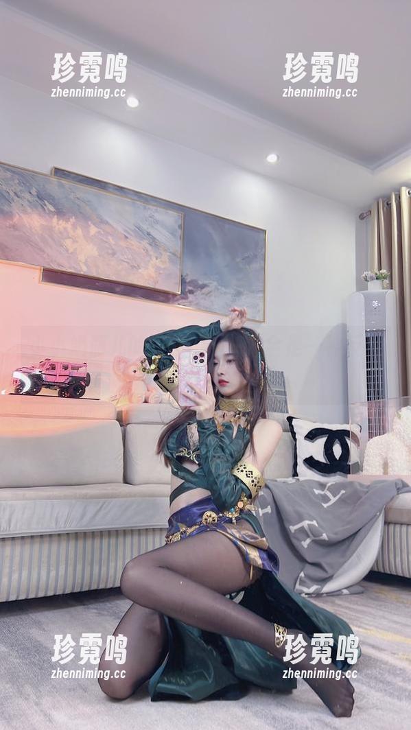 小小奶瓶儿的黑色cos，完全是一种反叛的优雅。