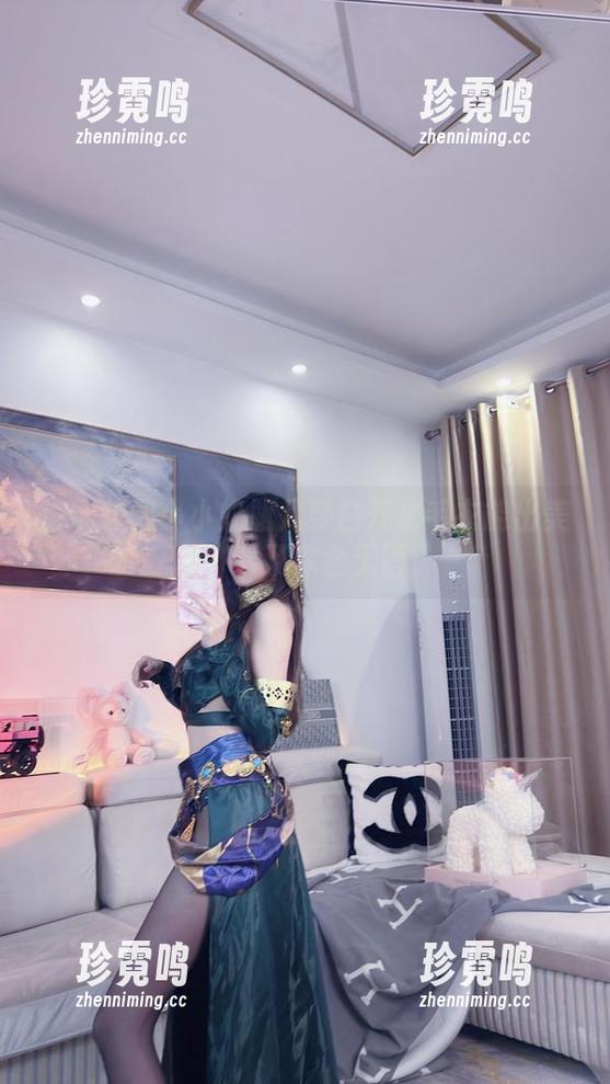 小小奶瓶儿 谁能想到小小奶瓶儿穿白开水毛衣能出美图?看了你会无语。