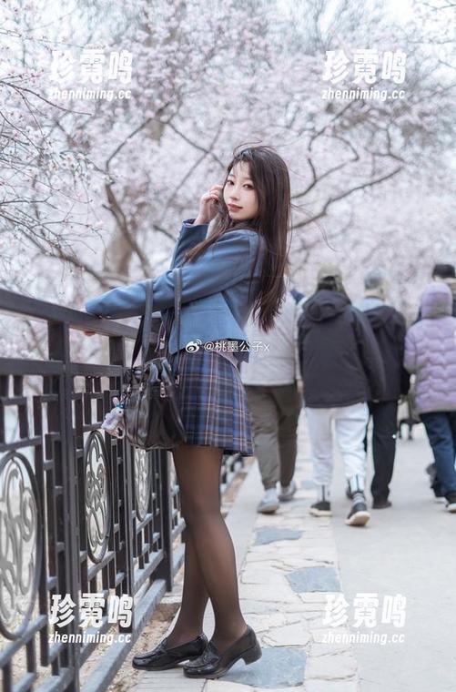美女与野兽？不，是桃墨公子与女王写真集资源！