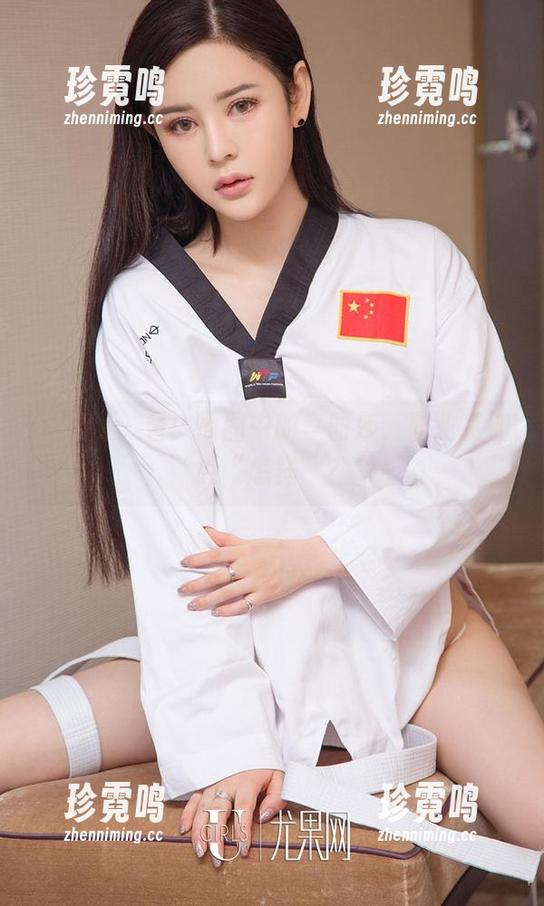 爱尤物 - 看！原图中的李丽莎，职业装加点“怎样”？