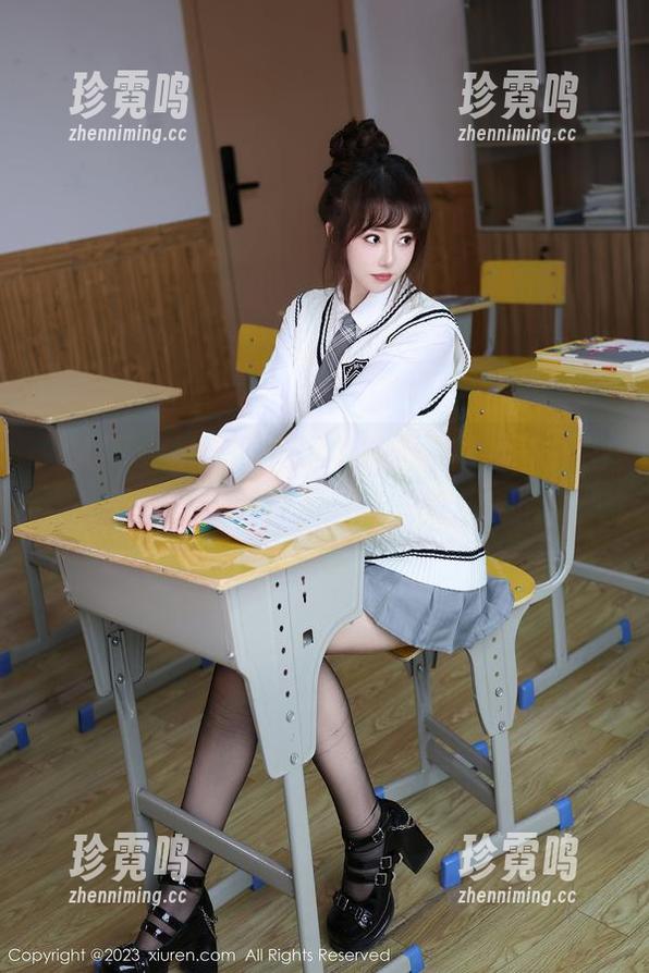 秀人网 - 伍晓丽Shirley低调上线——她的白丝写真可不只是“免费”！