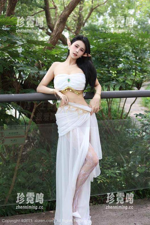 秀人网 - 王曼柔私人定制的吊带私拍合集，配上我爱喝的果汁，再完美不过了。