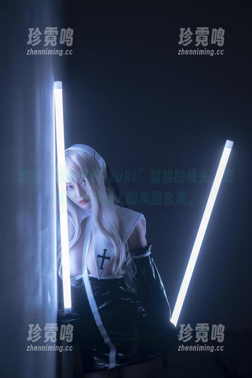透过“脱尾巴Mizuki”姐姐的镜头，发现奇怪却迷人的美图合集。