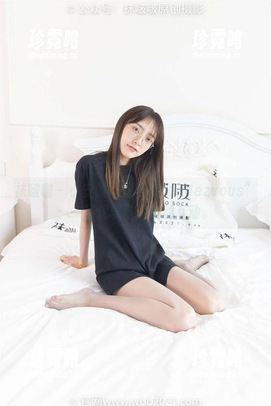 袜啵啵 - 小安的“双马尾rendezvous”：一场优雅与滑稽的互动。
