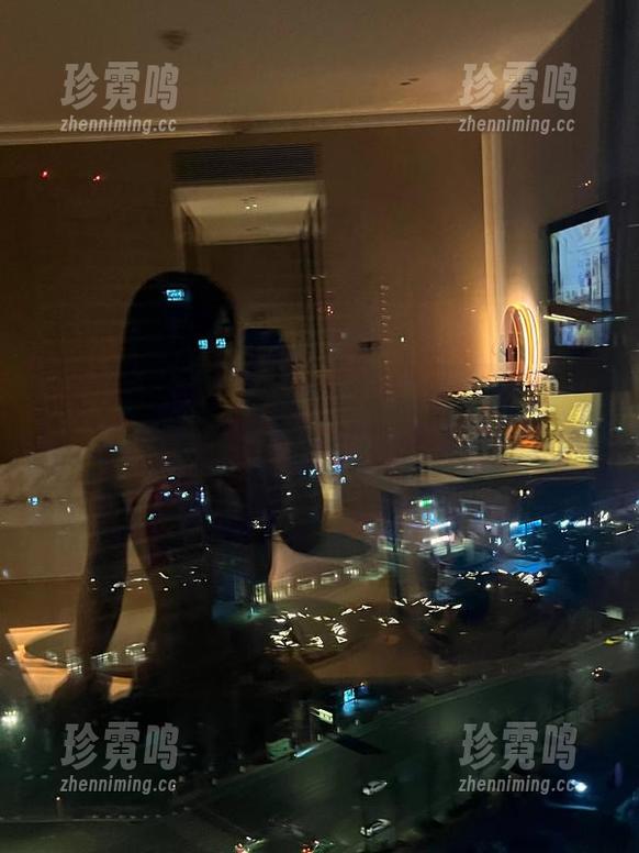 微密圈 - 在詹詹的灰丝套图里，腿部跳跃着隐晦的暗示，猜猜啥？