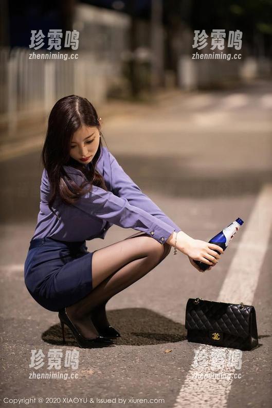 语画界 - 当我打开免费图包，看到徐莉芝的女孩时，我的眼睛亮了！