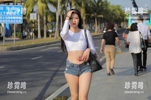 魔镜街拍 - 不就是白色连衣裙嘛？但楼楼穿上后，让我想起了满满的资源