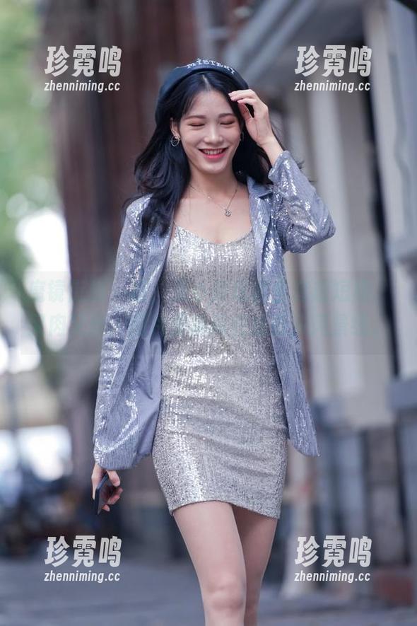 魔镜街拍 - 哇，艾小青这套全套超短裙，又肉又丝，图片里瞬间变成街头风景线。