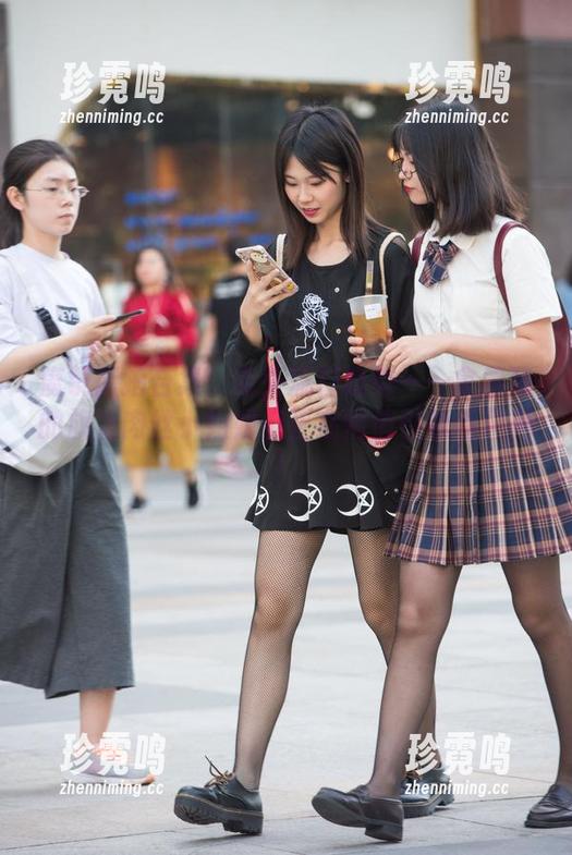 魔镜街拍合集：街头流行趋势——拿着狗的旗袍肉丝小姐姐们正在悄悄引领着风尚！