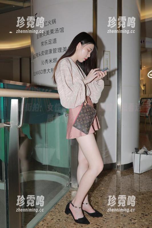 魔镜街拍 魔镜街拍:女性背影福利的巅峰!想看这图片吗?我也是!